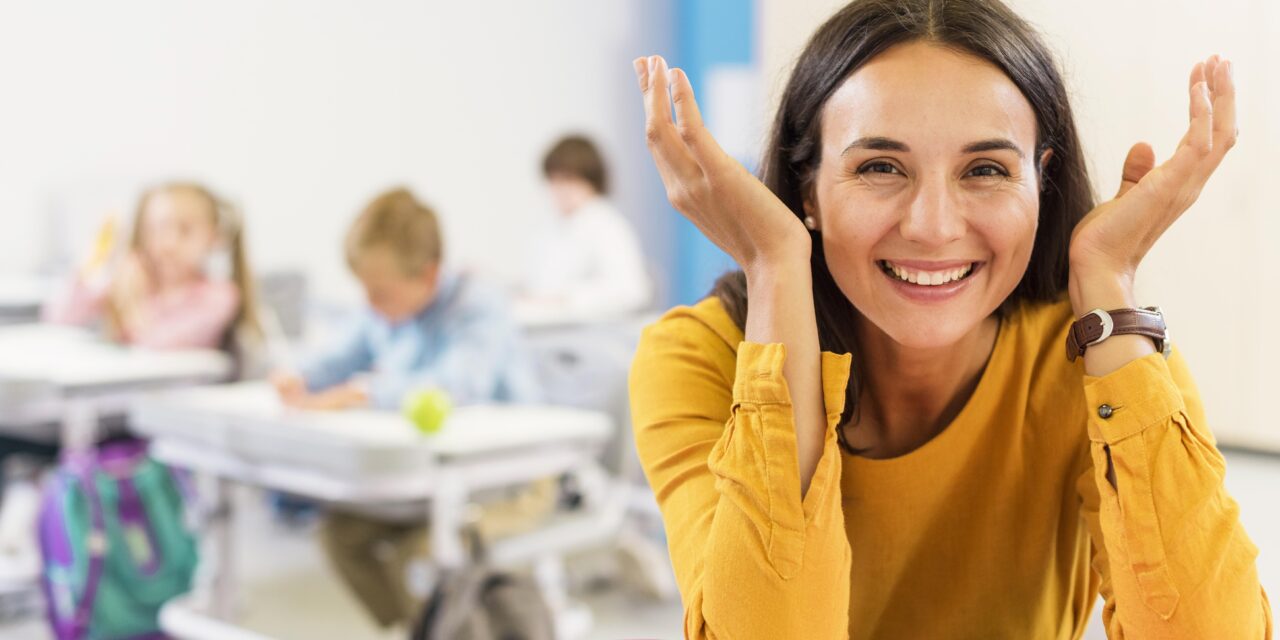 https://esel.es/wp-content/uploads/2026/01/happy-teacher-sitting-her-desk-1280x640.jpg